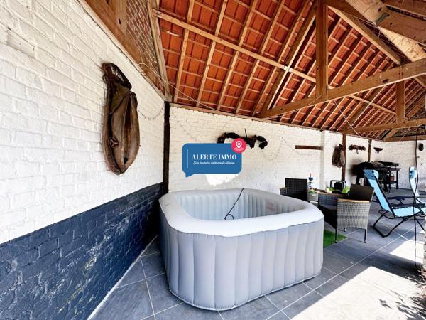 Corps de ferme au carré avec grange, piscine, 3 ch + 6 poss