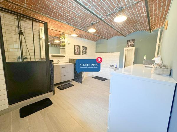 Corps de ferme au carré avec grange, piscine, 3 ch + 6 poss