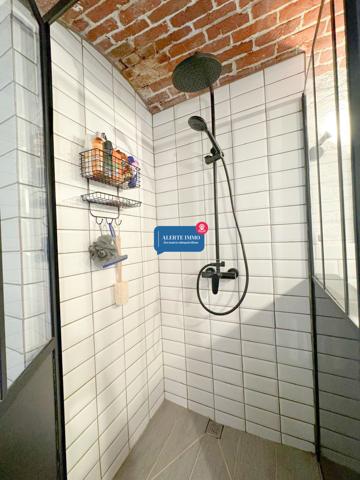Corps de ferme au carré avec grange, piscine, 3 ch + 6 poss