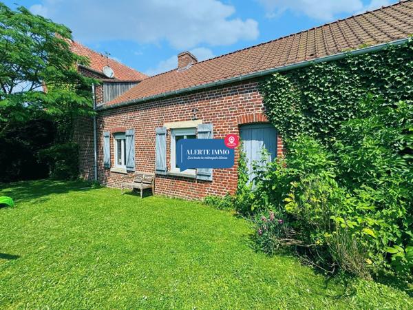 Corps de ferme au carré avec grange, piscine, 3 ch + 6 poss