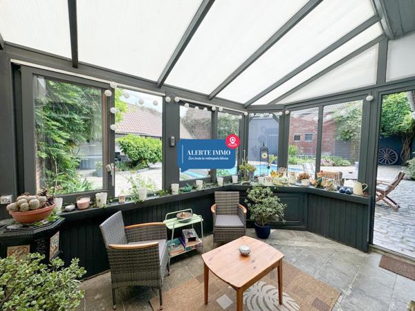 Corps de ferme au carré avec grange, piscine, 3 ch + 6 poss
