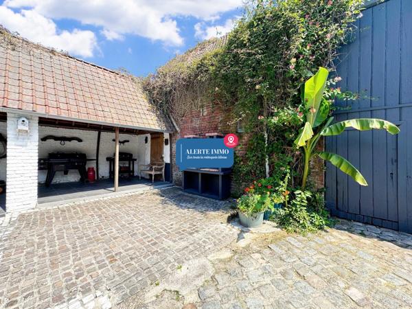 Corps de ferme au carré avec grange, piscine, 3 ch + 6 poss