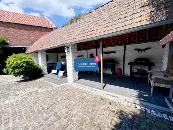 Corps de ferme au carré avec grange, piscine, 3 ch + 6 poss