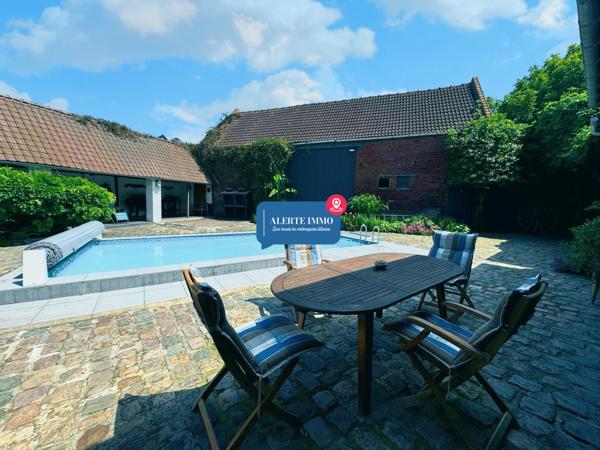 Corps de ferme au carré avec grange, piscine, 3 ch + 6 poss