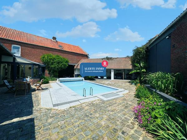 Corps de ferme au carré avec grange, piscine, 3 ch + 6 poss