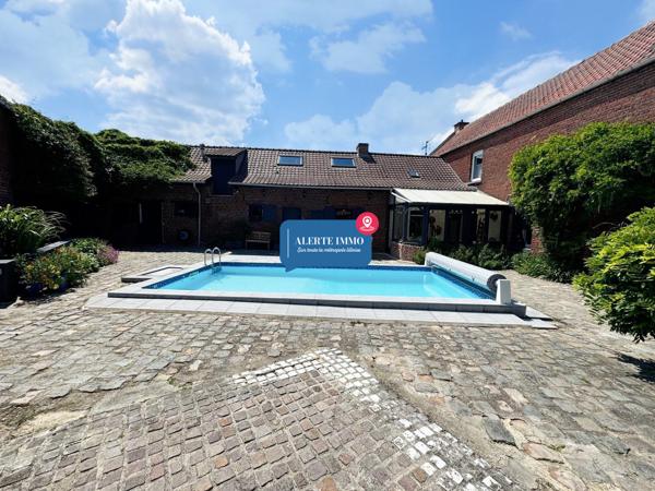 Corps de ferme au carré avec grange, piscine, 3 ch + 6 poss