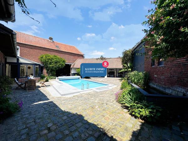 Corps de ferme au carré avec grange, piscine, 3 ch + 6 poss