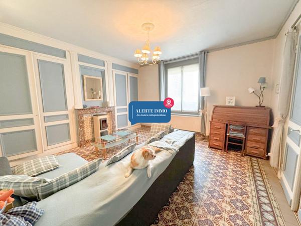 Corps de ferme au carré avec grange, piscine, 3 ch + 6 poss