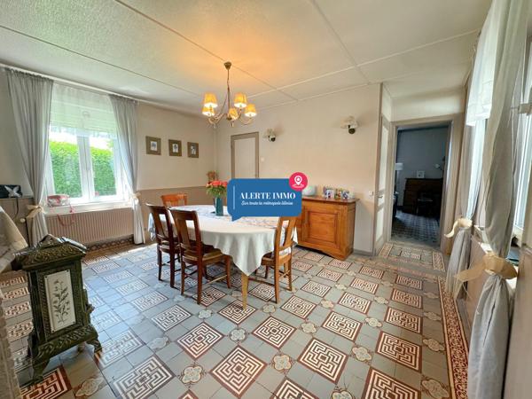 Corps de ferme au carré avec grange, piscine, 3 ch + 6 poss
