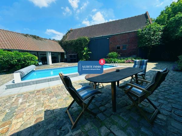Corps de ferme au carré avec grange, piscine, 3 ch + 6 poss
