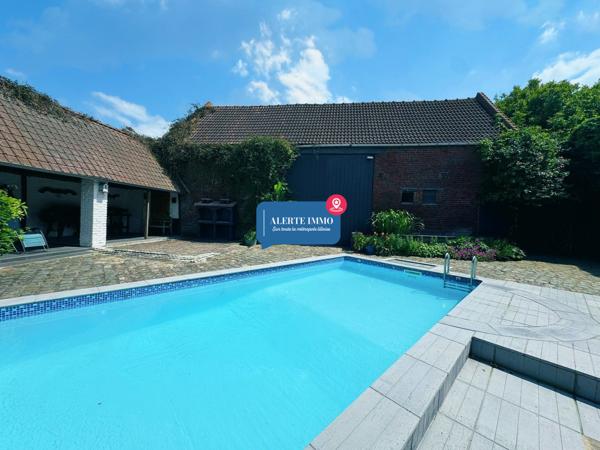 Corps de ferme au carré avec grange, piscine, 3 ch + 6 poss