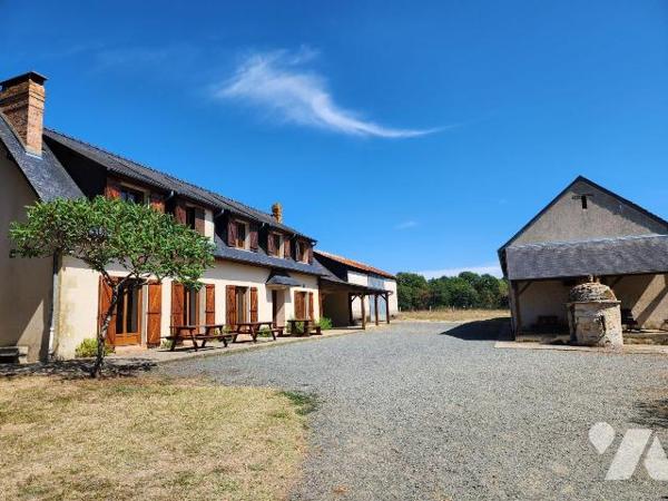 Longère (193 m²) avec dépendances, actuellement à usage de gîte :
- RdC :  Entrée avec penderi...