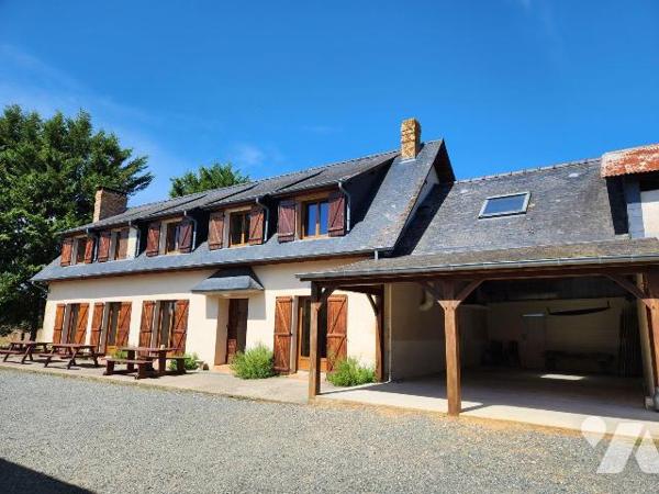 Longère (193 m²) avec dépendances, actuellement à usage de gîte :
- RdC :  Entrée avec penderi...
