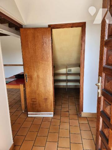 Longère (193 m²) avec dépendances, actuellement à usage de gîte :
- RdC :  Entrée avec penderi...