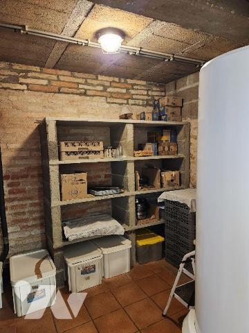 Longère (193 m²) avec dépendances, actuellement à usage de gîte :
- RdC :  Entrée avec penderi...