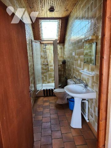 Longère (193 m²) avec dépendances, actuellement à usage de gîte :
- RdC :  Entrée avec penderi...