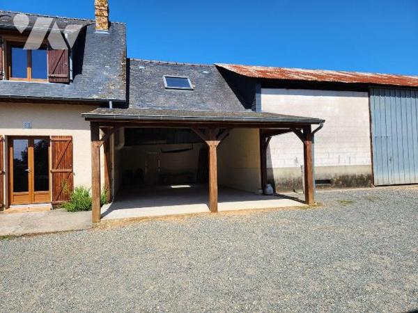 Longère (193 m²) avec dépendances, actuellement à usage de gîte :
- RdC :  Entrée avec penderi...
