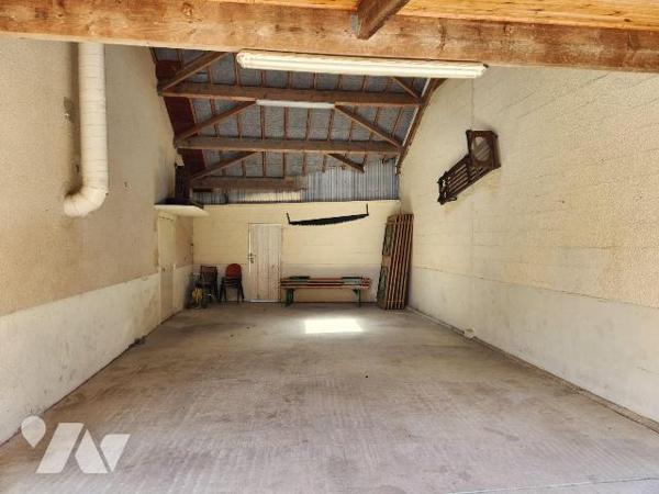 Longère (193 m²) avec dépendances, actuellement à usage de gîte :
- RdC :  Entrée avec penderi...