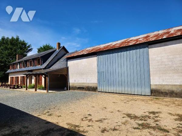 Longère (193 m²) avec dépendances, actuellement à usage de gîte :
- RdC :  Entrée avec penderi...