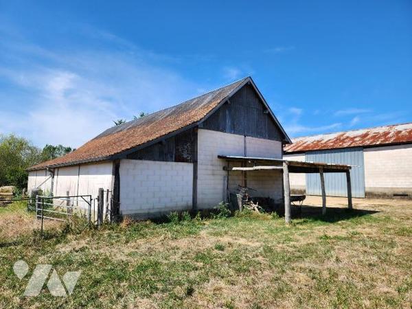 Longère (193 m²) avec dépendances, actuellement à usage de gîte :
- RdC :  Entrée avec penderi...