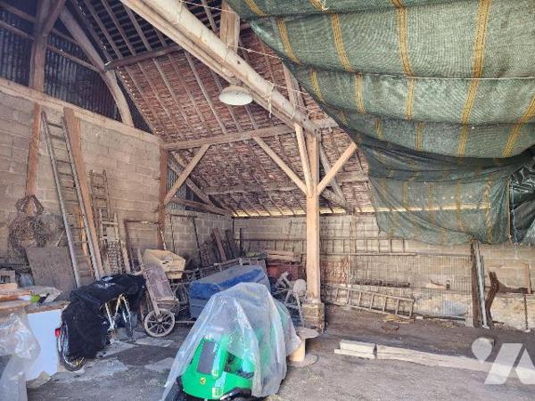 Longère (193 m²) avec dépendances, actuellement à usage de gîte :
- RdC :  Entrée avec penderi...