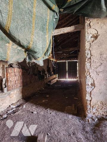 Longère (193 m²) avec dépendances, actuellement à usage de gîte :
- RdC :  Entrée avec penderi...