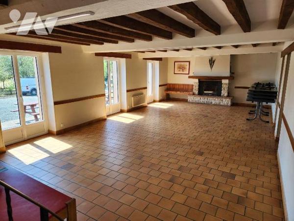Longère (193 m²) avec dépendances, actuellement à usage de gîte :
- RdC :  Entrée avec penderi...