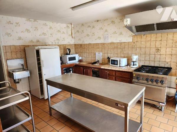 Longère (193 m²) avec dépendances, actuellement à usage de gîte :
- RdC :  Entrée avec penderi...