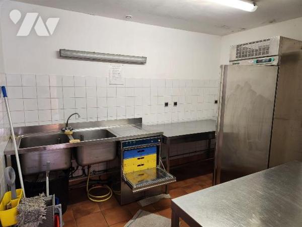 Longère (193 m²) avec dépendances, actuellement à usage de gîte :
- RdC :  Entrée avec penderi...