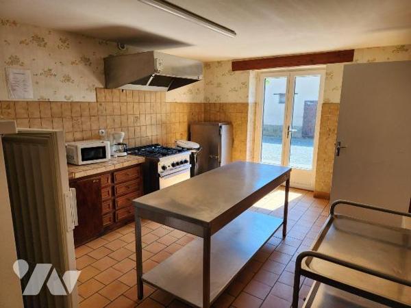 Longère (193 m²) avec dépendances, actuellement à usage de gîte :
- RdC :  Entrée avec penderi...