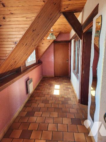 Longère (193 m²) avec dépendances, actuellement à usage de gîte :
- RdC :  Entrée avec penderi...