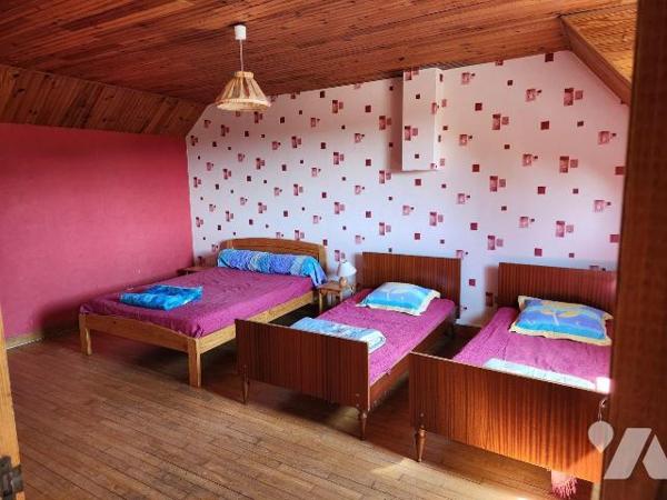 Longère (193 m²) avec dépendances, actuellement à usage de gîte :
- RdC :  Entrée avec penderi...