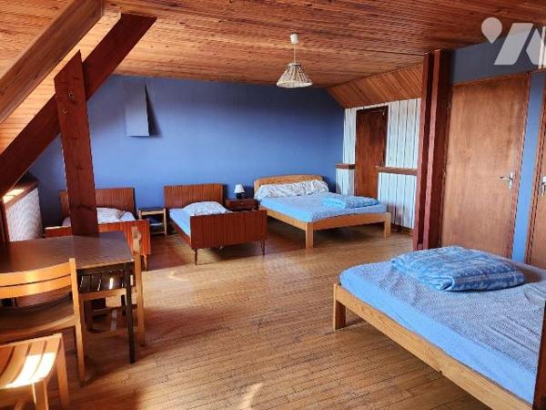 Longère (193 m²) avec dépendances, actuellement à usage de gîte :
- RdC :  Entrée avec penderi...