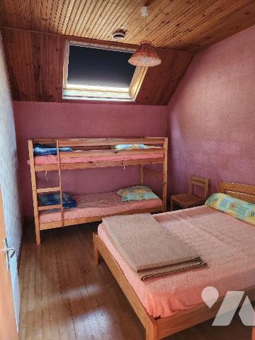 Longère (193 m²) avec dépendances, actuellement à usage de gîte :
- RdC :  Entrée avec penderi...