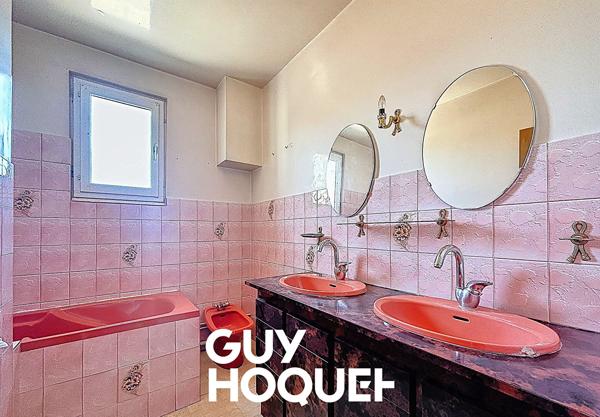 Immeuble avec Appartement type 4 + Atelier 178 m² + Garages et terrain de 330 m² environ - 71570 ROMANECHE-THORINS