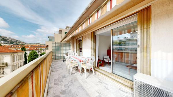 NICE - FLEURS : JOLI 2 PIÈCES TRAVERSANT AVEC UNE BELLE TERRASSE ET BALCON