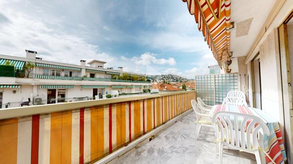 NICE - FLEURS : JOLI 2 PIÈCES TRAVERSANT AVEC UNE BELLE TERRASSE ET BALCON
