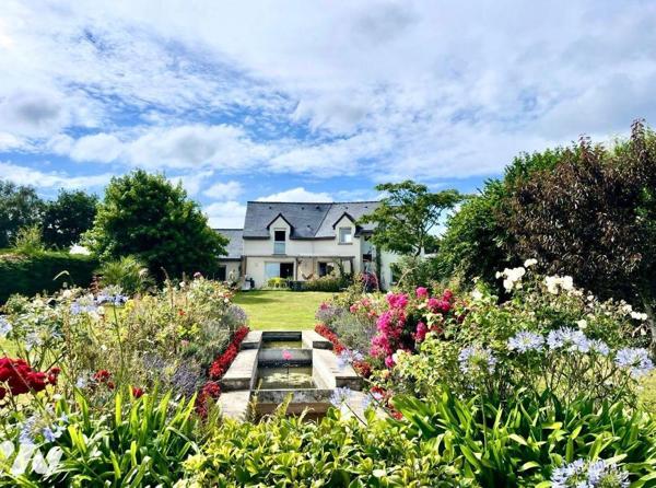 Exclusivité / Propriété de charme en bord de rance : Nichée au coeur d'un environnement rare et...