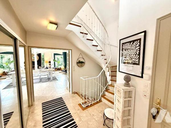 Exclusivité / Propriété de charme en bord de rance : Nichée au coeur d'un environnement rare et...