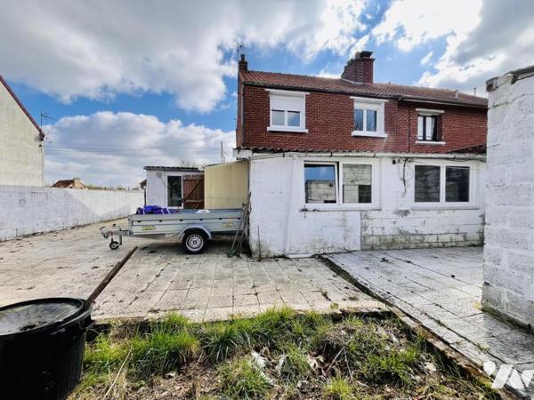Maison semi-individuelle 4 chambres avec jardin, garage et dépendances