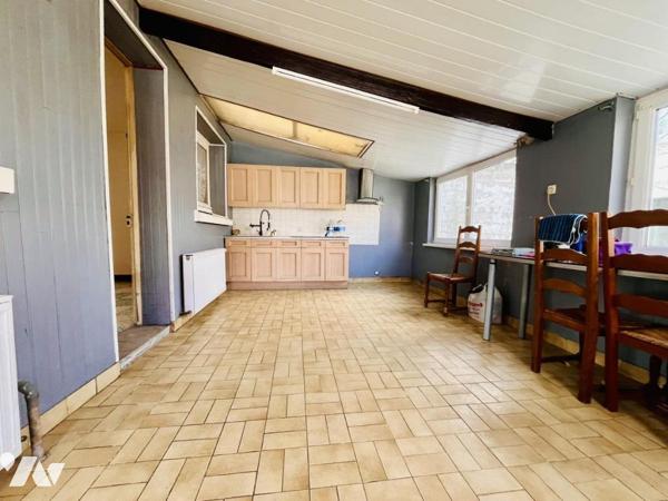 Maison semi-individuelle 4 chambres avec jardin, garage et dépendances