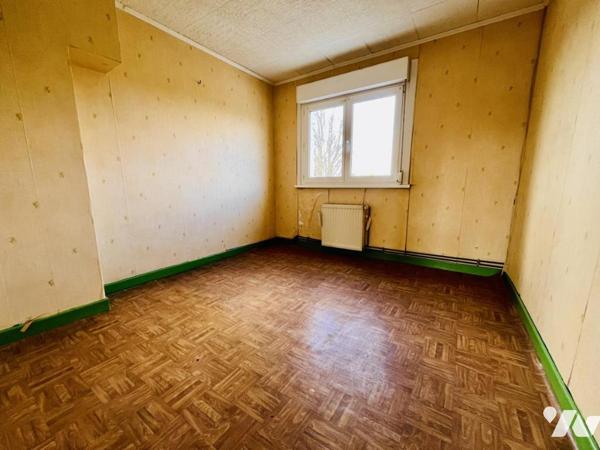 Maison semi-individuelle 4 chambres avec jardin, garage et dépendances