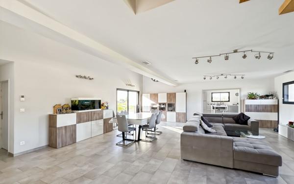 Maison à vendre    6 pièces • 200 m2 Trélissac