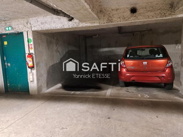 Proche gare RER deux pièces avec balcon et parking sous-sol.