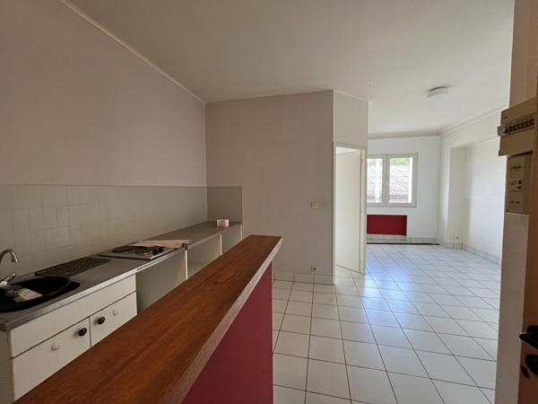 VILLENEUVE SUR LOT , à deux pas du centre ville et proche IFSI. Dans un immeuble très calme agréable appartement de type 2 d'environ 33,36 m2 comprenant une pièce de vie avec coin cuisine, une chambre et une salle d'eau avec wc. Appartement très lumineux. , Villeneuve sur lot