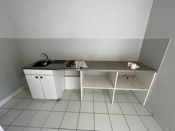 VILLENEUVE SUR LOT , à deux pas du centre ville et proche IFSI. Dans un immeuble très calme agréable appartement de type 2 d'environ 33,36 m2 comprenant une pièce de vie avec coin cuisine, une chambre et une salle d'eau avec wc. Appartement très lumineux. , Villeneuve sur lot