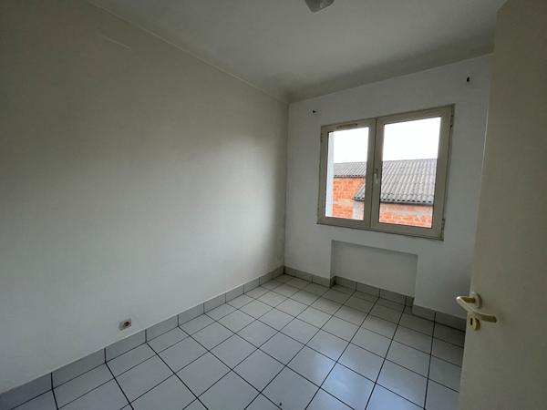 VILLENEUVE SUR LOT , à deux pas du centre ville et proche IFSI. Dans un immeuble très calme agréable appartement de type 2 d'environ 33,36 m2 comprenant une pièce de vie avec coin cuisine, une chambre et une salle d'eau avec wc. Appartement très lumineux. , Villeneuve sur lot
