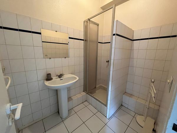 VILLENEUVE SUR LOT , à deux pas du centre ville et proche IFSI. Dans un immeuble très calme agréable appartement de type 2 d'environ 33,36 m2 comprenant une pièce de vie avec coin cuisine, une chambre et une salle d'eau avec wc. Appartement très lumineux. , Villeneuve sur lot