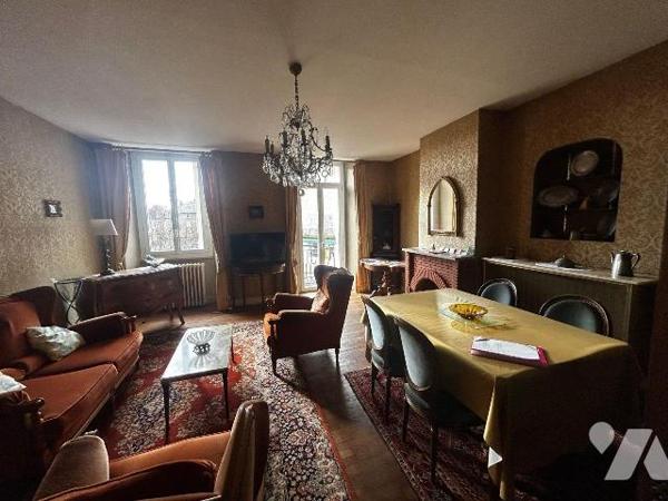 Immeuble de rapport - Plein c?ur de Pleaux (CANTAL)

Situé dans le bourg de Pleaux, découvrez...