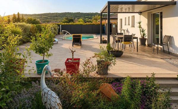 Villeneuve-sur-Lot maison contemporaine de 115 m² avec piscine sur un terrain de 800 m². Venez découvrir cette villa contemporaine construite en 2023, offrant confort, modernité et excellente performance énergétique (DPE A/A). Elle se compose d'une lumi , Villeneuve sur lot